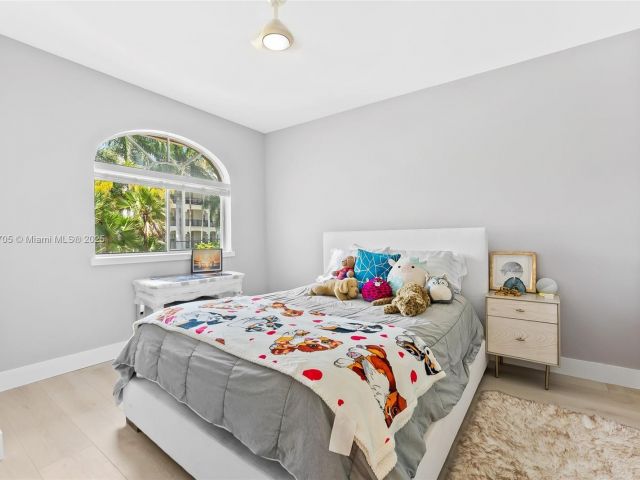 Продажа дома по адресу 2719 NE 15th St 3 - фото 6047833