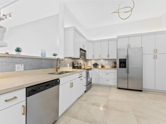 Продажа дома по адресу 2719 NE 15th St 3 - фото 6047841