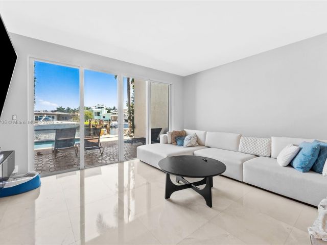 Продажа дома по адресу 2719 NE 15th St 3 - фото 6047842