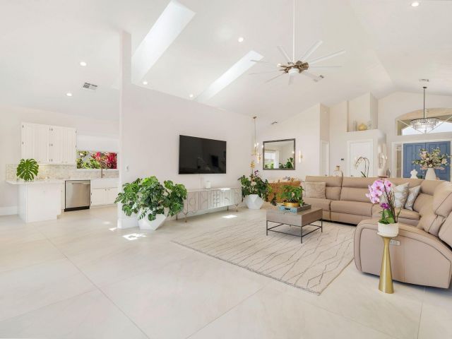 Продажа дома по адресу 8270 Bob O Link Drive - фото 6053201