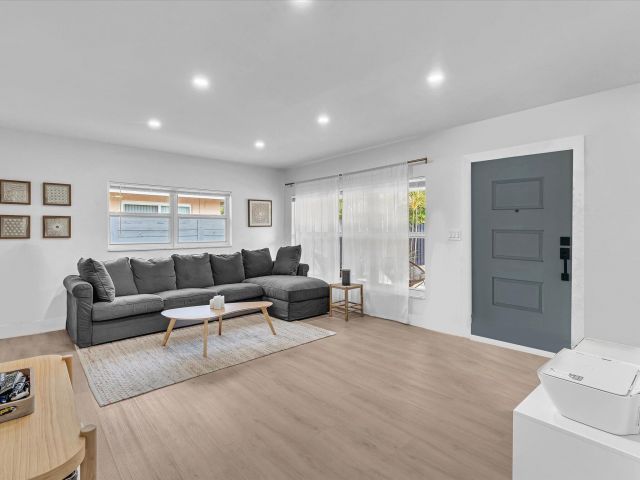 Продажа дома по адресу 1617 NW 7th Avenue - фото 6045327