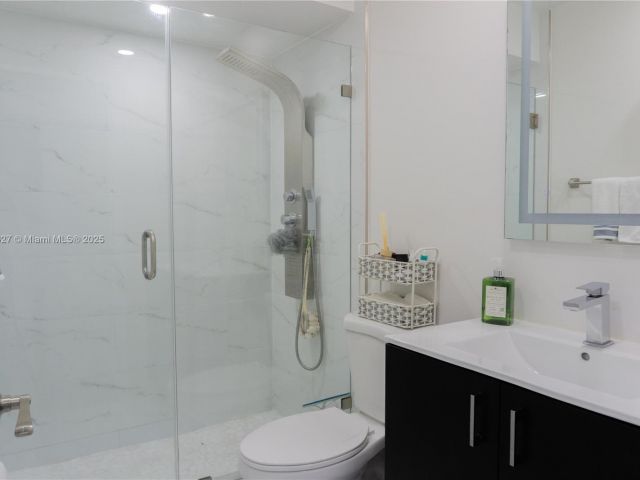 Продажа дома по адресу 18625 NW 53rd Ave - фото 6055576