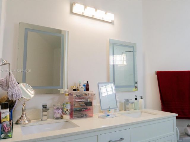 Продажа дома по адресу 18625 NW 53rd Ave - фото 6055583