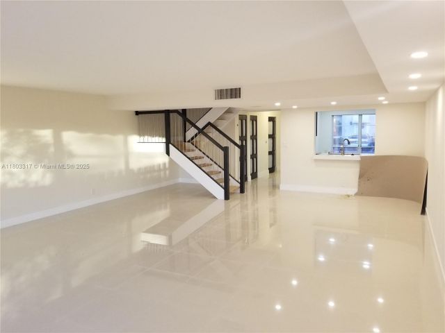 Дом в аренду по адресу 907 NE 27th Ave 907 - фото 6044166