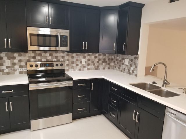 Дом в аренду по адресу 907 NE 27th Ave 907 - фото 6044168