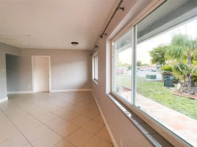 Продажа дома по адресу 6214 Flagler St - фото 6060565