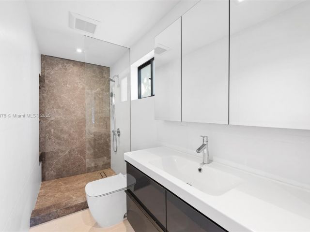 Дом в аренду по адресу 120 NE 49th St - фото 6083522