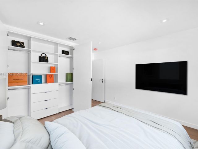 Дом в аренду по адресу 120 NE 49th St - фото 6083523