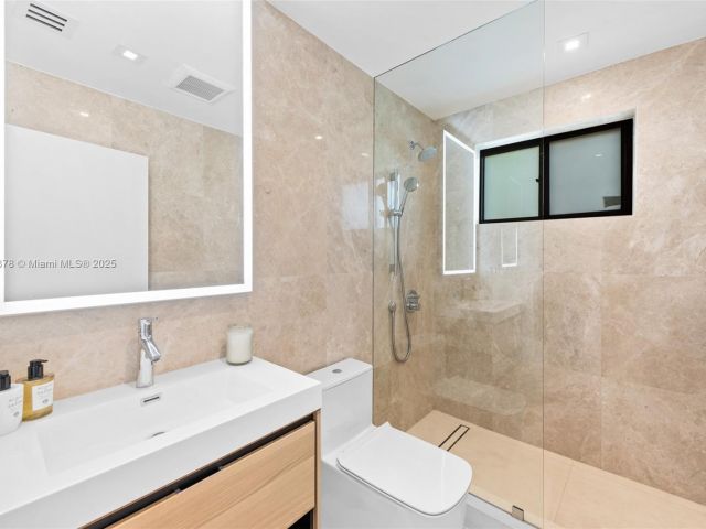 Дом в аренду по адресу 120 NE 49th St - фото 6083525