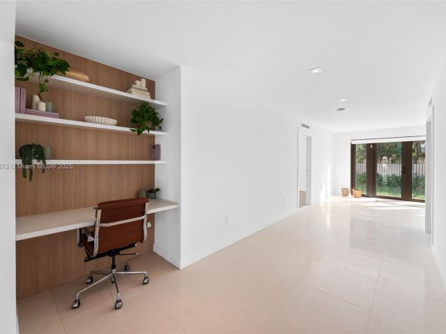 Дом в аренду по адресу 120 NE 49th St - фото 6083529