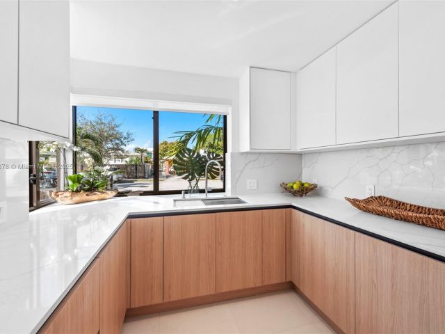 Дом в аренду по адресу 120 NE 49th St - фото 6083530