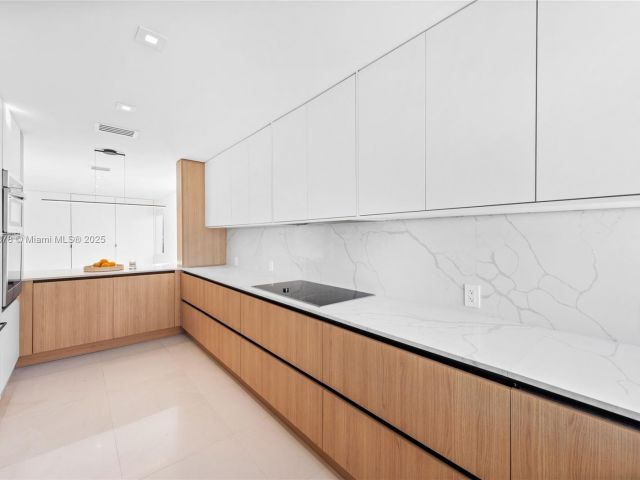 Дом в аренду по адресу 120 NE 49th St - фото 6083532