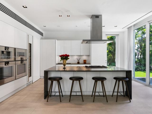 Продажа дома по адресу 4700 N Meridian Ave - фото 6048099