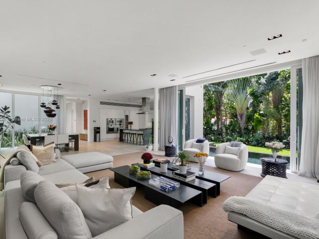 Продажа дома по адресу 4700 N Meridian Ave - фото 6048104