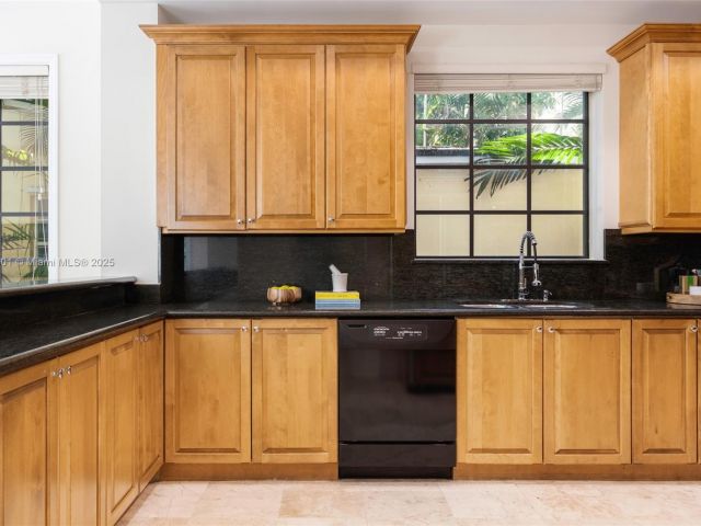 Продажа дома по адресу 7250 Erwin Rd - фото 6221048