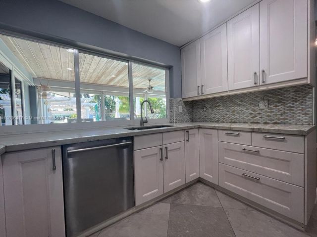 Продажа дома по адресу 2770 NE 8th Ct - фото 6049374