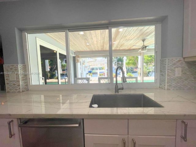 Продажа дома по адресу 2770 NE 8th Ct - фото 6049375