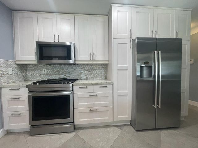 Продажа дома по адресу 2770 NE 8th Ct - фото 6049376