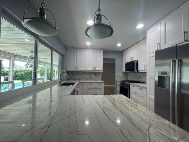 Продажа дома по адресу 2770 NE 8th Ct - фото 6049377