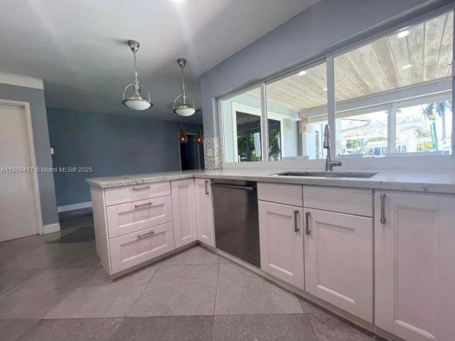 Продажа дома по адресу 2770 NE 8th Ct - фото 6049378