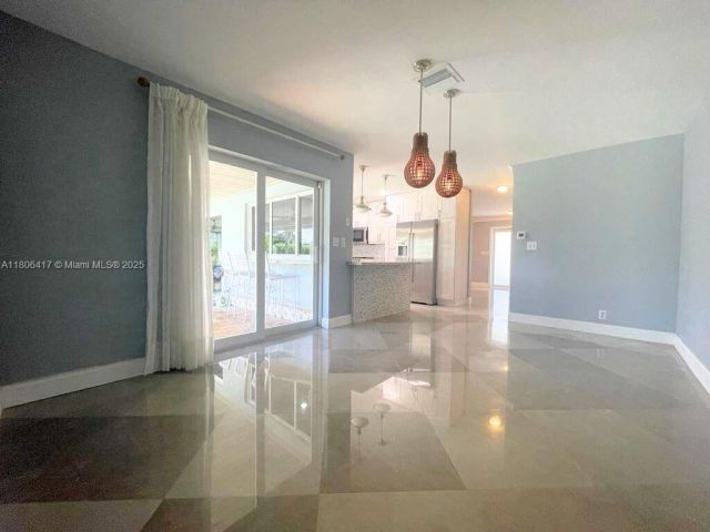 Продажа дома по адресу 2770 NE 8th Ct - фото 6049379