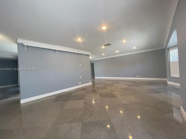 Продажа дома по адресу 2770 NE 8th Ct - фото 6049380