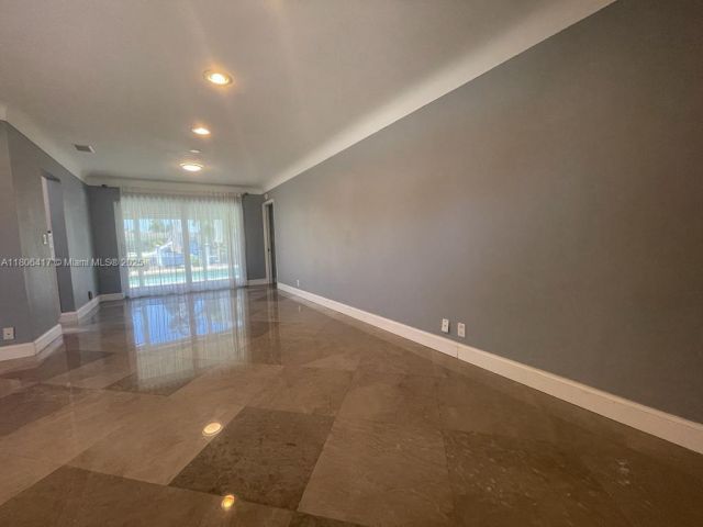 Продажа дома по адресу 2770 NE 8th Ct - фото 6049381