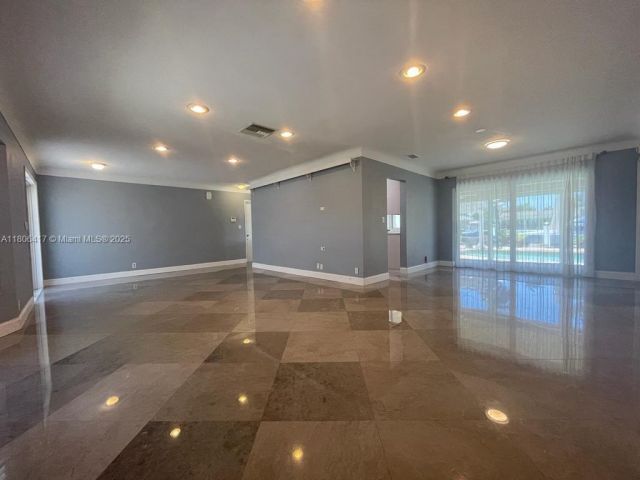 Продажа дома по адресу 2770 NE 8th Ct - фото 6049382