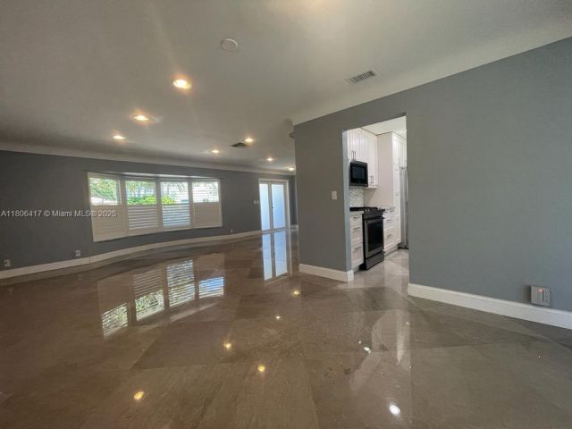 Продажа дома по адресу 2770 NE 8th Ct - фото 6049383