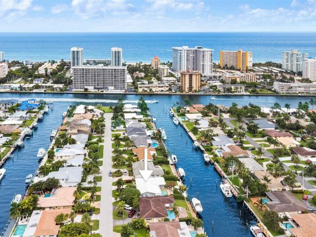 Продажа дома по адресу 2770 NE 8th Ct - фото 6049387