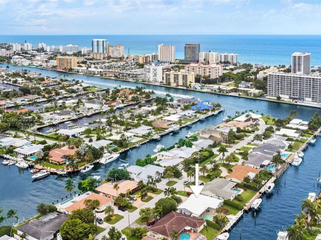 Продажа дома по адресу 2770 NE 8th Ct - фото 6049388