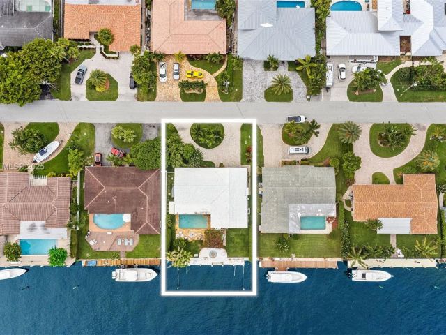 Продажа дома по адресу 2770 NE 8th Ct - фото 6049389