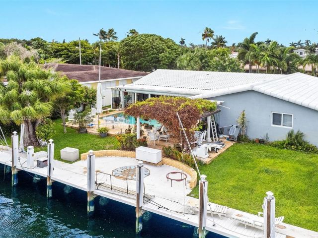 Продажа дома по адресу 2770 NE 8th Ct - фото 6049390