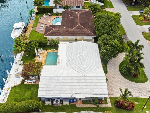 Продажа дома по адресу 2770 NE 8th Ct - фото 6049391