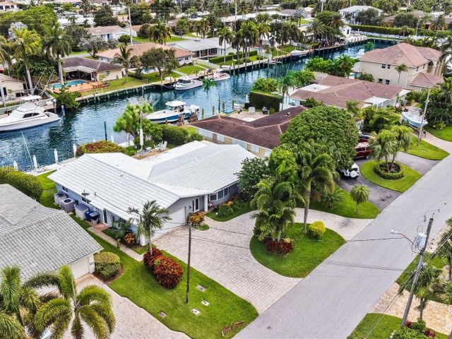 Продажа дома по адресу 2770 NE 8th Ct - фото 6049392