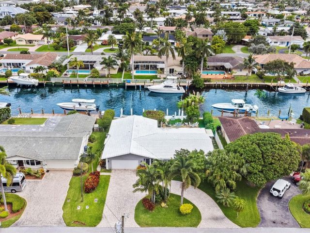 Продажа дома по адресу 2770 NE 8th Ct - фото 6049393