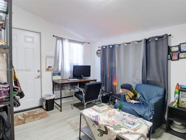 Продажа дома по адресу 5510 NW 30th Ave - фото 6053983