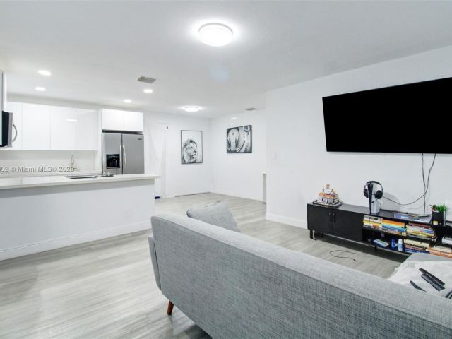 Продажа дома по адресу 5510 NW 30th Ave - фото 6053989