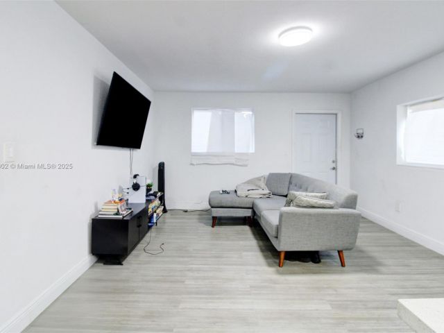 Продажа дома по адресу 5510 NW 30th Ave - фото 6053990