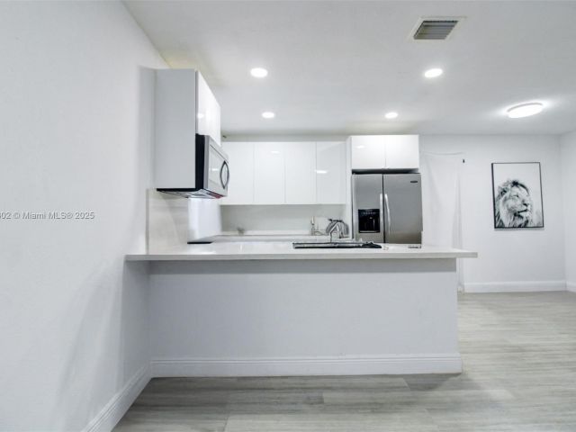 Продажа дома по адресу 5510 NW 30th Ave - фото 6053992