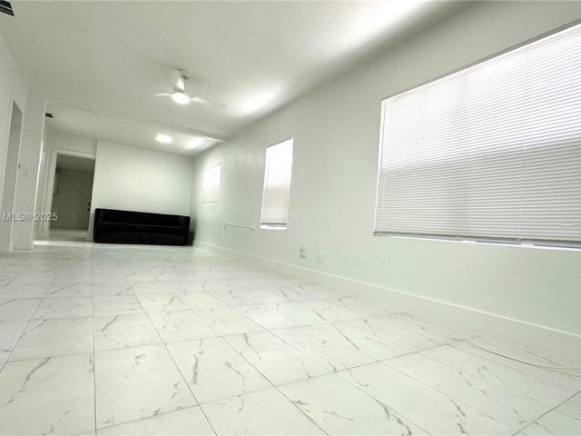 Дом в аренду по адресу 912 NW 2nd St 912 - фото 6055496