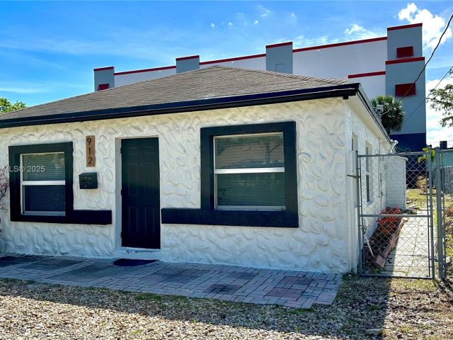 Дом в аренду по адресу 912 NW 2nd St 912 - фото 6055503