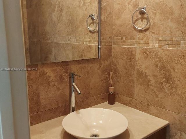 Продажа дома по адресу 20033 NE 2nd PL - фото 6051667