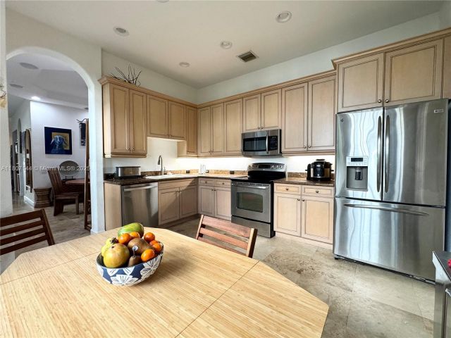 Продажа дома по адресу 826 E Spinnaker Dr E - фото 6077527