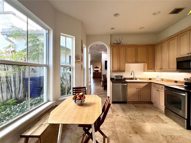 Продажа дома по адресу 826 E Spinnaker Dr E - фото 6077528