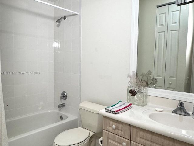 Продажа дома по адресу 826 E Spinnaker Dr E - фото 6077536