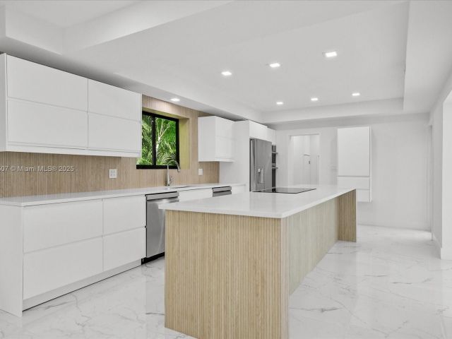 Дом в аренду по адресу 112 E 1st Ct - фото 6083786