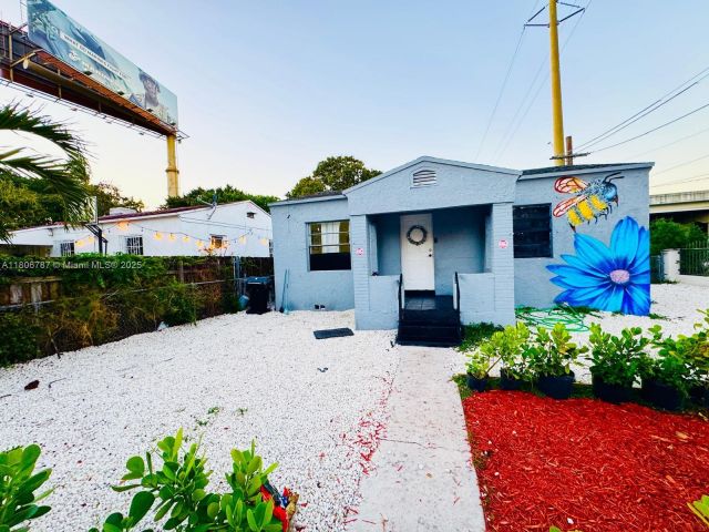 Продажа дома по адресу 301 NW 37th St - фото 6054110