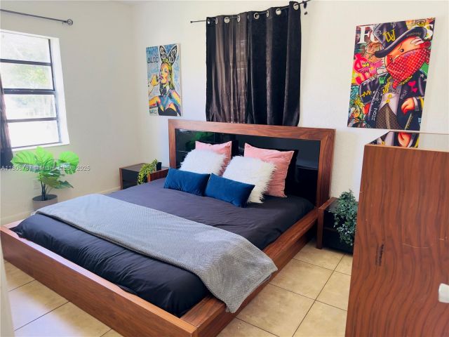 Продажа дома по адресу 301 NW 37th St - фото 6054111