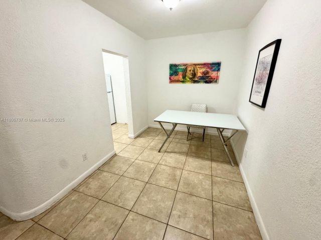 Продажа дома по адресу 301 NW 37th St - фото 6054115